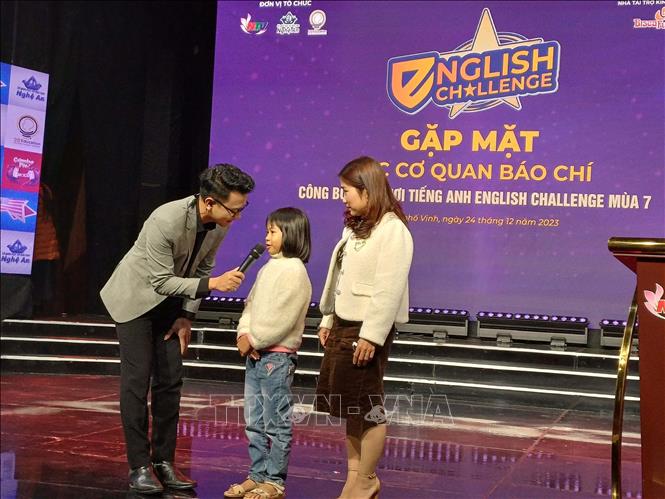 Giao lưu cùng thí sinh tham dự sân chơi tiếng Anh English challenge năm 2023. Ảnh: Nguyễn Văn Nhật - TTXVN
