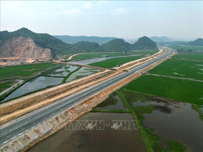 Cao tốc Bắc - Nam đoạn Mai Sơn - Quốc Lộ 45 có tổng chiều dài hơn 63,37km, đi qua địa phận hai tỉnh Ninh Bình và Thanh Hóa. Ảnh: Tuấn Anh - TTXVN

