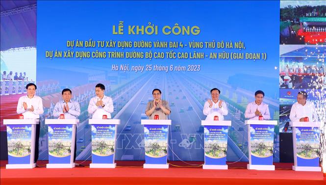 Thủ tướng Phạm Minh Chính dự và phát biểu chỉ đạo tại Lễ khởi công Dự án đầu tư xây dựng đường Vành đai 4 - Vùng Thủ đô Hà Nội. Ảnh: Văn Điệp - TTXVN