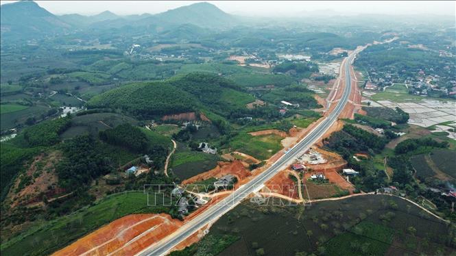 Đoạn tuyến cao tốc đi qua Tuyên Quang có chiều dài 11,63km. Ảnh: Huy Hùng - TTXVN

