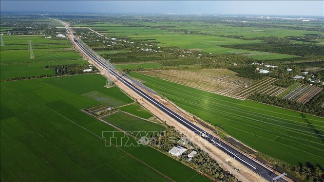 Cao tốc Mỹ Thuận - Cần Thơ có chiều dài gần 23 km đi qua hai tỉnh Vĩnh Long và Đồng Tháp, tổng mức đầu tư hơn 4.800 tỷ đồng. Ảnh: Huy Hùng - TTXVN

