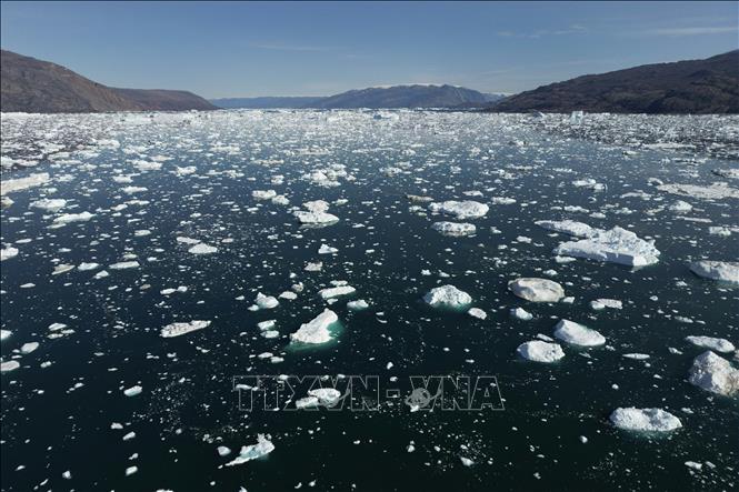 Ngày 12/12/2023, Cơ quan Khí quyển và Đại dương quốc gia Mỹ (NOAA) công bố báo cáo cho thấy nhiệt độ không khí bề mặt ở Bắc Cực mùa Hè năm 2023 (từ tháng 7-9) là 6,4 độ C, mức cao nhất kể từ khi các dữ liệu này bắt đầu được thu thập vào năm 1900. Ảnh: Băng tan do nhiệt độ ấm lên tại đảo Greenland, thuộc Bắc Cực ngày 16/8/2023. Ảnh: AFP/TTXVN