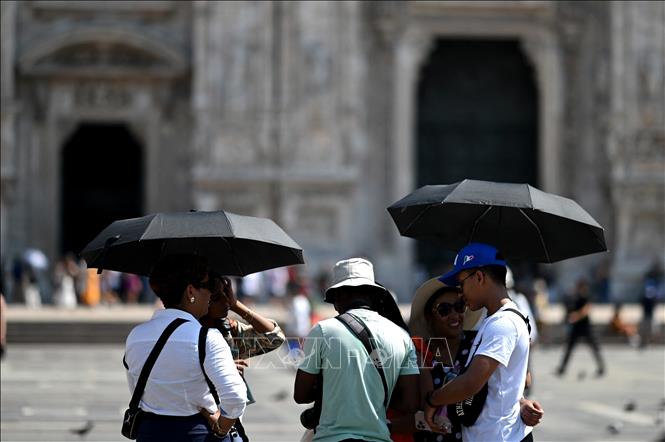 Nắng nóng gay gắt tại Milan, Italy ngày 21/8/2023. Ảnh: AFP/TTXVN