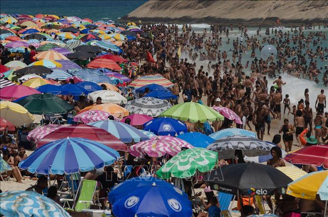 Người dân tắm biển tránh nóng tại Rio de Janeiro, Brazil ngày 15/11/2023. Ảnh: AFP/TTXVN