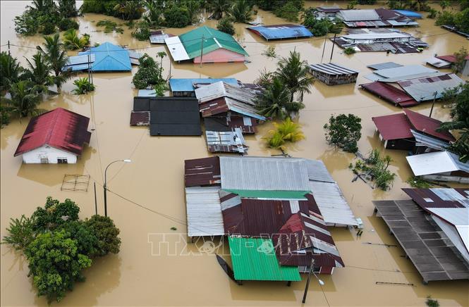 Ngày 4/3/2023, giới chức Malaysia cho biết ít nhất 4 người đã thiệt mạng và hàng chục nghìn người phải sơ tán, sau khi mưa lớn bất thường gây ngập lụt tại một số bang trong những ngày qua. Ảnh: Nhà cửa chìm trong nước lũ sau mưa lớn tại bang Johor, Malaysia ngày 4/3/2023. AFP/TTXVN