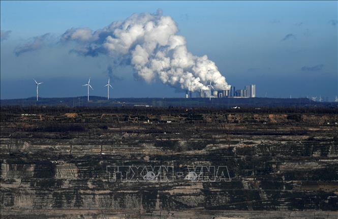 Khí thải phát ra từ nhà máy điện than ở miền Tây Đức. Ảnh: AFP/TTXVN