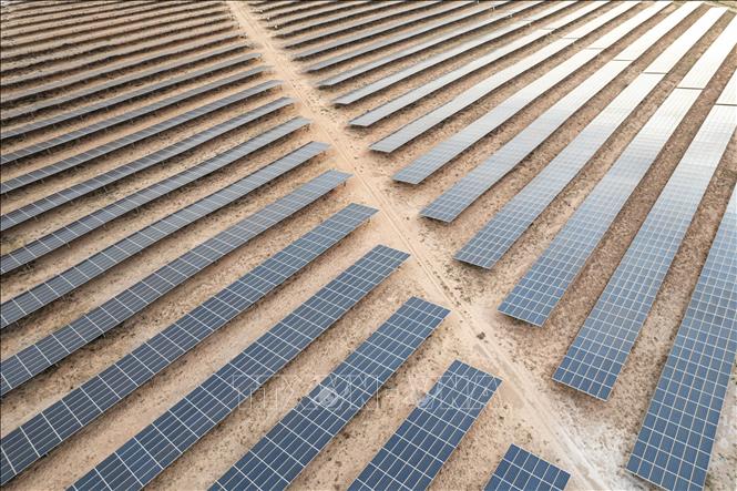 Các tấm pin tại trang trại điện mặt trời ở ngoại ô Nouakchott, Mauritania ngày 25/9/2023. Ảnh: AFP/TTXVN