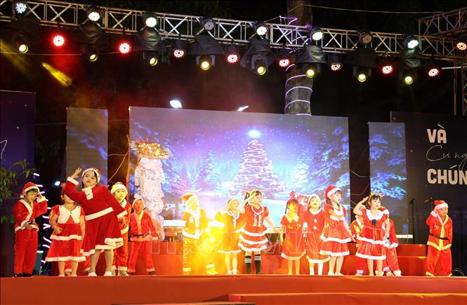Tiết mục chào đón Giáng sinh tại Nhà thờ Giáo xứ Chi Lăng, thành phố Buôn Ma Thuột. Ảnh: Tuấn Anh – TTXVN