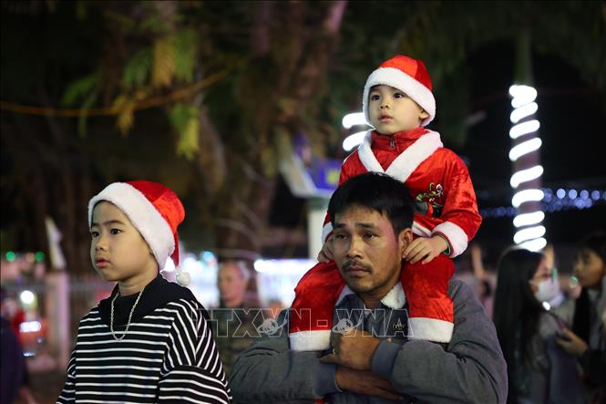 Những bạn nhỏ tham gia chào mừng Giáng sinh tại Nhà thờ Giáo xứ Chi Lăng, thành phố Buôn Ma Thuột. Ảnh: Tuấn Anh – TTXVN