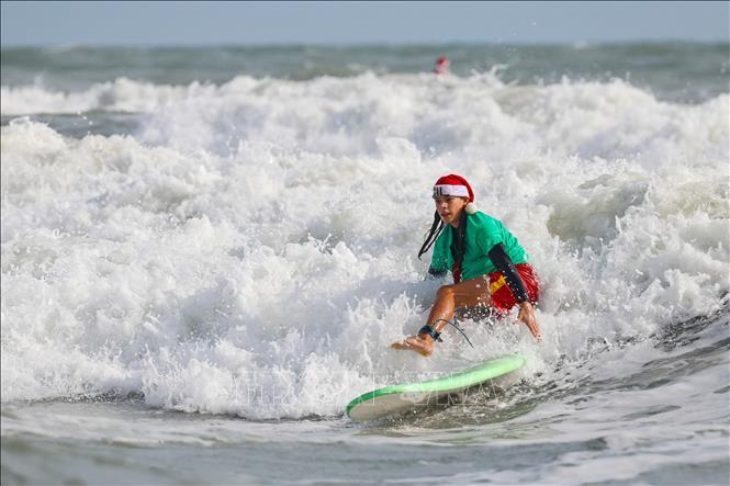 Người dân trong trang phục Ông già Noel tham gia sự kiện 