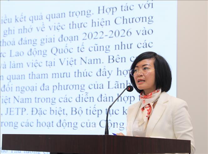 Phó Vụ trưởng Vụ hợp tác quốc tế (Bộ LĐTBXH) Hà Thị Minh Đức báo cáo tổng quan về 