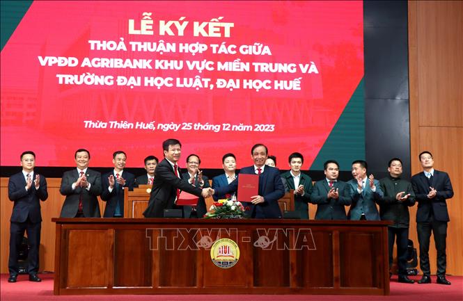 Ký kết thỏa thuận hợp tác giữa Agribank Chi nhánh Thừa Thiên - Huế và trường Đại học Luật. Ảnh: Tường Vi - TTXVN