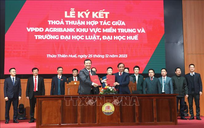 Ký kết thỏa thuận hợp tác giữa Agribank Chi nhánh Thừa Thiên - Huế và trường Đại học Luật. Ảnh: Tường Vi - TTXVN