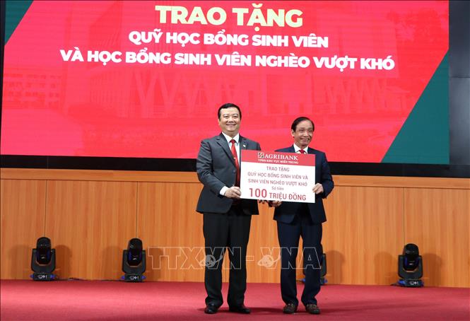 Văn phòng đại diện Agribank khu vực miền Trung trao tặng học bổng cho trường Đại học Luật. Ảnh: Tường Vi - TTXVN