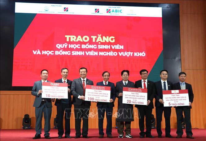 Văn phòng đại diện Agribank khu vực miền Trung và các đơn vị trực thuộc trao tặng học bổng cho trường Đại học Luật. Ảnh: Tường Vi - TTXVN