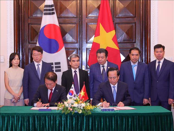 Bộ trưởng Bộ Lao động - Thương binh và Xã hội Đào Ngọc Dung ký Bản ghi nhớ về chương trình EPS với Bộ trưởng Bộ việc làm và Lao động Hàn Quốc Lee Jung Sik (ảnh tư liệu). Ảnh: Hoàng Hiếu - TTXVN