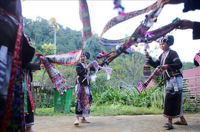 Lu women make colourful brocade scarfs and use them for dancing rituals. VNA Photo: Quý Trung