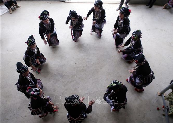 Lu people join in a traditional dance. This is one of many activities that tourists enjoy while visiting Ban Hon commune. VNA Photo: Quý Trung