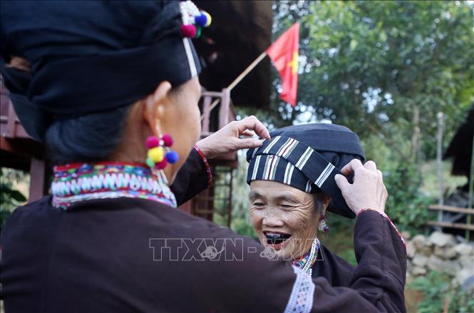Lu women always wear their traditional hats in their daily lives. They can wear them while dancing, cooking or brocade weaving. VNA Photo: Quý Trung