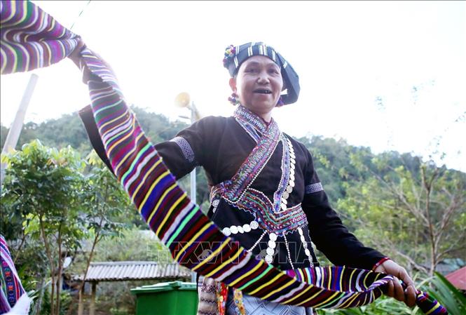 Brocade pattern scarfs, traditional clothes are essentials for Lu women while performing dances or rituals during festivals. VNA Photo: Quý Trung