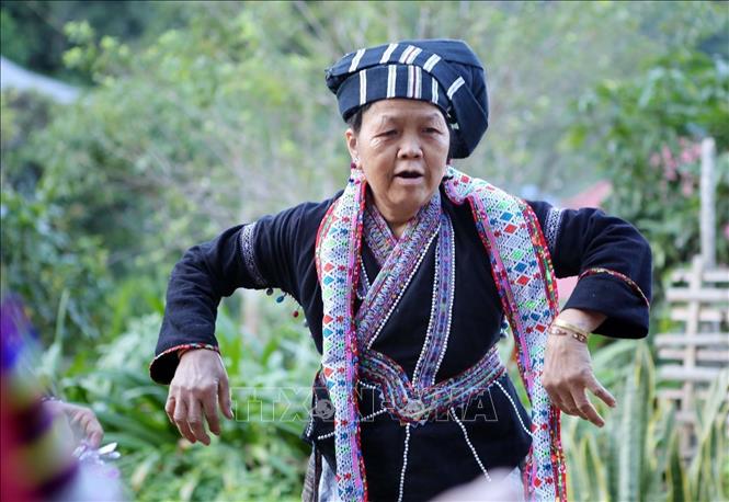 A dance move of Lu people performed by a Lu ethnic elder. VNA Photo: Quý Trung
