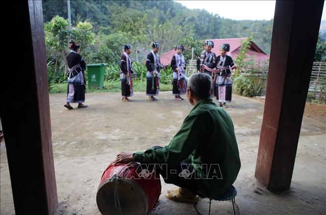 Rhythmic drum beats guide the dance moves of Lu women. VNA Photo: Quý Trung