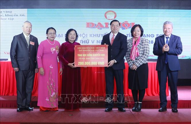 Trao biển tài trợ Quỹ khuyến học tỉnh Lạng Sơn. Ảnh: Anh Tuấn – TTXVN