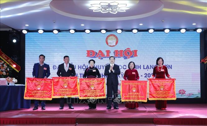 Hội Khuyến học Việt Nam trao Cờ thi đua cho các đơn vị\. Ảnh: Anh Tuấn – TTXVN