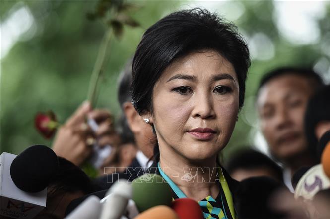 (Tư liệu) Cựu Thủ tướng Thái Lan Yingluck Shinawatra trả lời báo giới khi tới Tòa án Hiến pháp ở Bangkok, ngày 5/8/2016. Ảnh: AFP/TTXVN