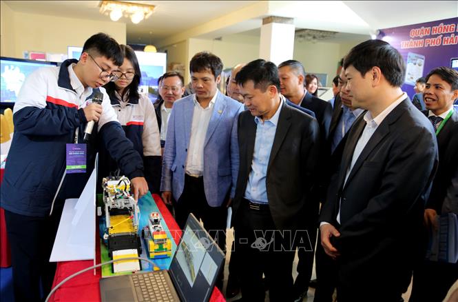 Các đại biểu nghe thuyết trình giải pháp cầu thông minh do các em học sinh thiết kế. Ảnh: Minh Thu -  TTXVN