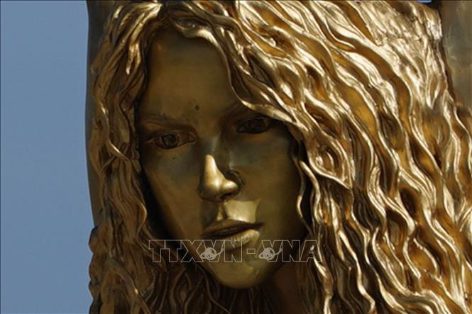 Bức tượng đồng nữ hoàng nhạc Latin Shakira ở Barranquilla, Colombia. Ảnh: AFP/TTXVN