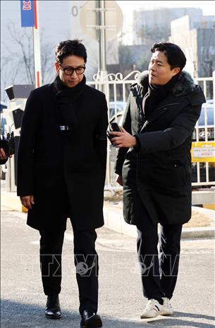 Nam diễn viên Lee Sun-kyun (trái) tới văn phòng cảnh sát ở Incheon, Hàn Quốc ngày 23/12/2023. Ảnh: Yonhap/TTXVN