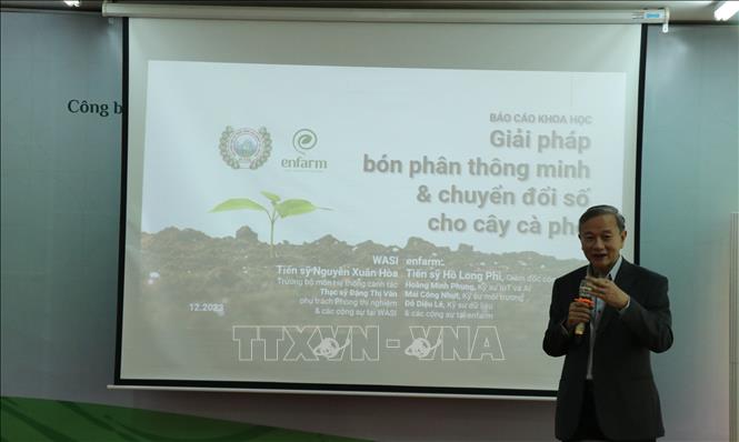 Tiến sỹ Hồ Long Phi, Giám đốc Công ty Công nghệ nông nghiệp enfarm, giới thiệu về bộ thiết bị bón phân thông minh. Ảnh: Anh Dũng - TTXVN