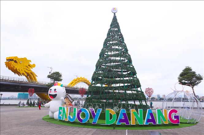 Tiểu cảnh “Enjoy Danang” được trang trí tại điểm công cộng trên đường Trần Hưng Đạo. Ảnh: Trần Lê Lâm - TTXVN 