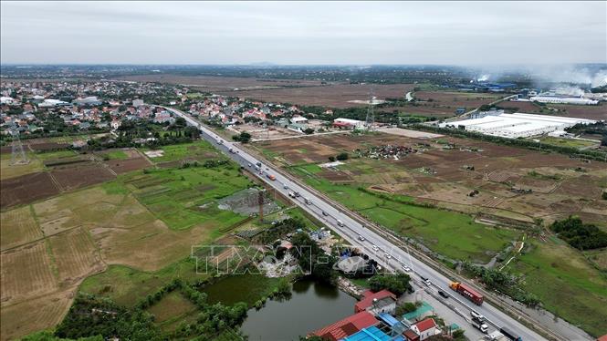 QL5 là tuyến đường huyết mạch nối Hà Nội, Hưng Yên, Hải Dương, Hải Phòng. Ảnh: Tuấn Anh - TTXVN