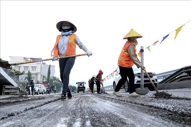 Các đoạn tuyến, vị trí đường đã được cào bóc, bó vỉa được khẩn trương thi công tránh ùn tắc giao thông. Ảnh: Tuấn Anh - TTXVN
