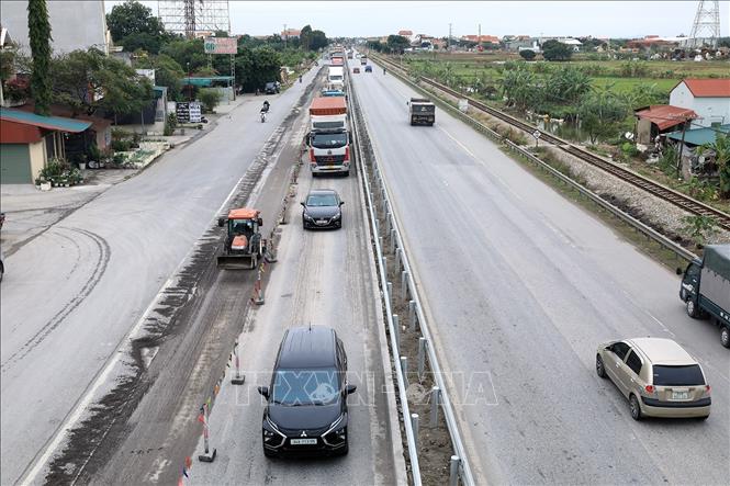 Việc đẩy nhanh tiến độ sửa chữa, nâng cấp mặt đường QL5 là yêu cầu cấp thiết. Ảnh: Tuấn Anh - TTXVN