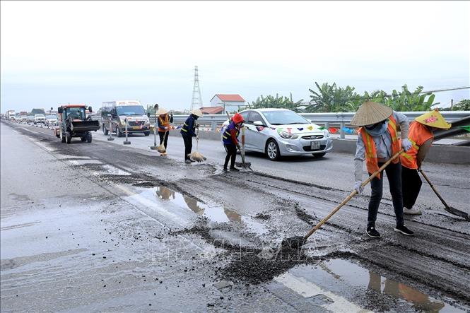 Tuyến đường thi công trong điều kiện hạn chế, lưu lượng xe lớn, nên luôn tiềm ẩn nguy cơ mất an toàn giao thông. Ảnh: Tuấn Anh - TTXVN
