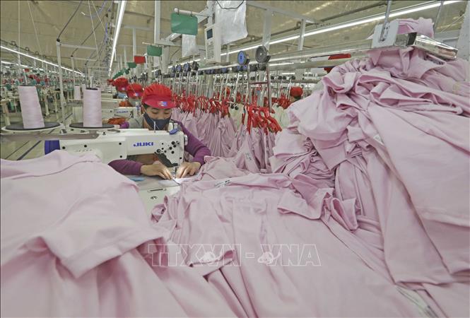 May hàng xuất khẩu tại Công ty may Tinh Lợi, Hải Dương. Ảnh: Trần Việt - TTXVN