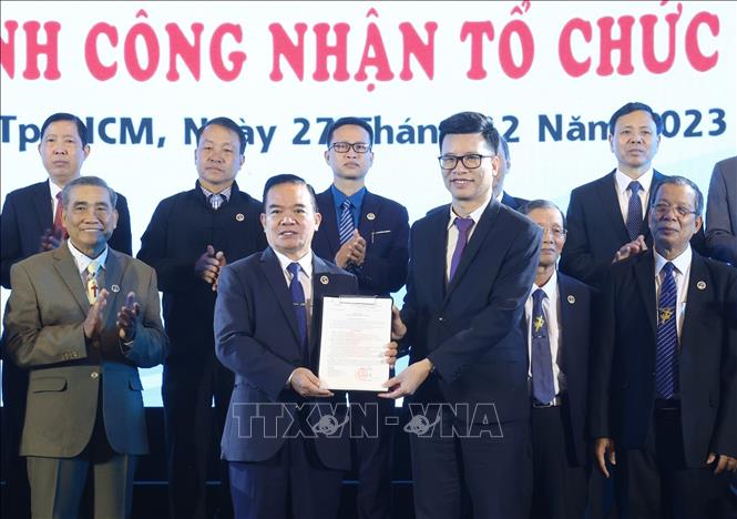 Leader of the Government Committee for Religious Affairs presents the decision to representatives of the Vietnam Full Gospel Church. VNA Photo: Anh Tuấn