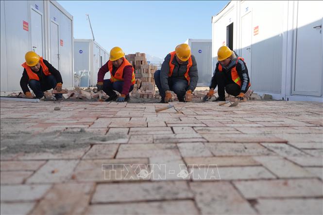 Công nhân xây dựng nhà tạm cho người dân mất chỗ ở do trận động đất ở tỉnh Cam Túc, Trung Quốc, ngày 27/12/2023. Ảnh: THX/TTXVN