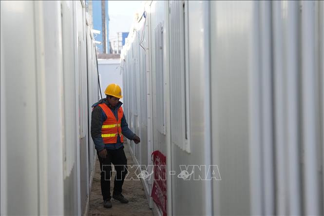 Công nhân xây dựng nhà tạm cho người dân mất chỗ ở do trận động đất ở tỉnh Cam Túc, Trung Quốc, ngày 27/12/2023. Ảnh: THX/TTXVN