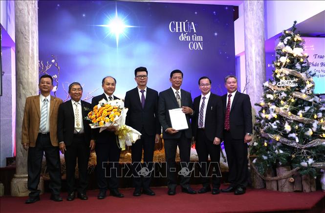 The representative of the Government Committee for Religious Affairs hands over the decision to the Vietnam Baptist Union. VNA Photo: Anh Tuấn