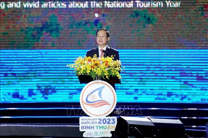 Chairman of the Binh Thuan People's Committee Doan Anh Dung speaks at the closing ceremony. VNA Photo: Nguyễn Thanh 