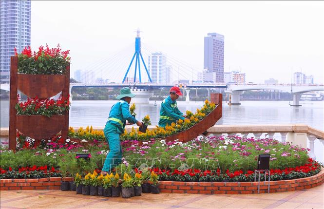 Trang trí các tiểu cảnh hoa tại các điểm vui chơi cộng cộng ở Đà Nẵng. Ảnh: Trần Lê Lâm - TTXVN

