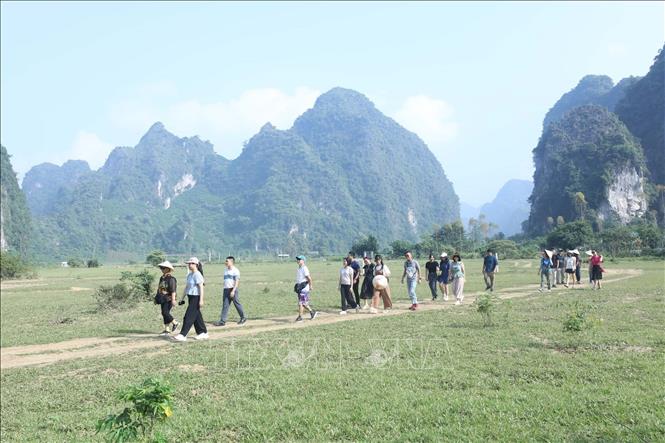 Du khách tham quan Khu dã ngoại tại thôn Làng Áng có đồng cỏ tự nhiên thuận tiện cho hoạt động ngoài trời như cắm trại, tổ chức team buiding của xã Yên Thịnh. Ảnh: Anh Tuấn – TTXVN