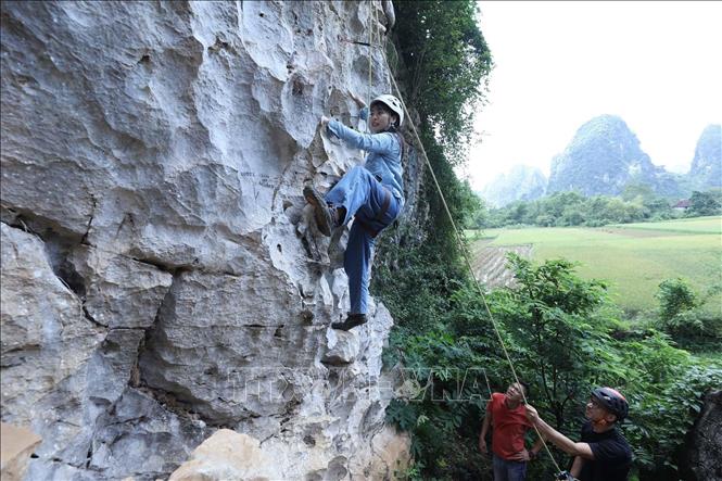 Du khách trải nghiệm hoạt động du lịch leo núi thể thao mạo hiểm tại xã Yên Thịnh, huyện Hữu Lũng, tỉnh Lạng Sơn. Ảnh: Anh Tuấn – TTXVN