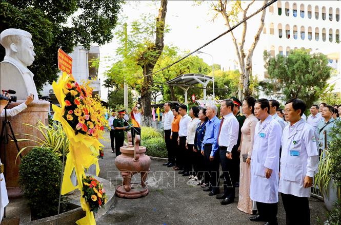 Đại biểu tưởng nhớ Tổng Bí thư Trần Phú tại Khu di tích trại giam Bệnh viện Chợ Quán. Ảnh: Hồng Giang - TTXVN.