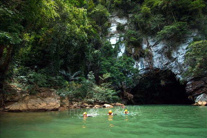 Dòng sông trước hang Tú Làn. Ảnh: Hoàng Trung - TTXVN phát
