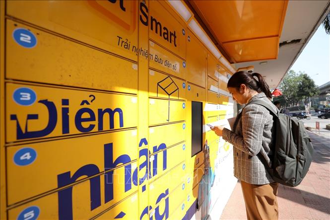 Thông qua hệ thống các Trạm giao nhận thông minh của Bưu điện Việt Nam tại sảnh chung cư, tòa nhà văn phòng, các khu vực công cộng và bưu cục của Vietnam Post, người dân, khách hàng trên địa bàn có thể nhận, gửi hàng hóa một cách nhanh chóng, thuận tiện, an toàn 24/7 mà không phụ thuộc vào lịch hoạt động của bưu cục hay thời gian giao hàng của bưu tá/shipper. Ảnh: Minh Quyết – TTXVN